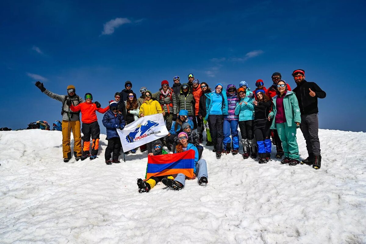Группа альпинистов на горе Арарат © Photo : 4 Peaks Alpine Club

