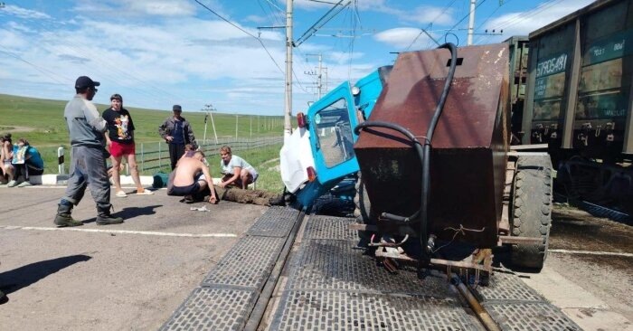 Свидетели происшествия оказывают трактористу первую помощь / Фото: Восточно-Сибирская транспортная прокуратура