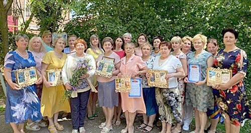    Т.И. Троицкая с коллективом МБУ АР « ЦСОГПВиИ». / ФОТО из архива МБУ АР «ЦСОГПВиИ» Администратор