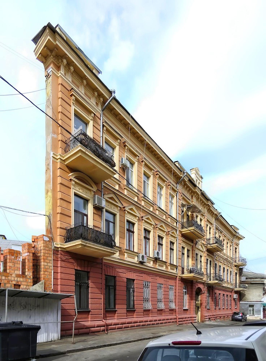 ЛИСТАЙТЕ         Ведьмин дом (также известный как «дом без стены», «дом-стена», доходный дом Рафаловича) — достопримечательность в Одессе, жилой дом по адресу: Воронцовский переулок, дом 4.