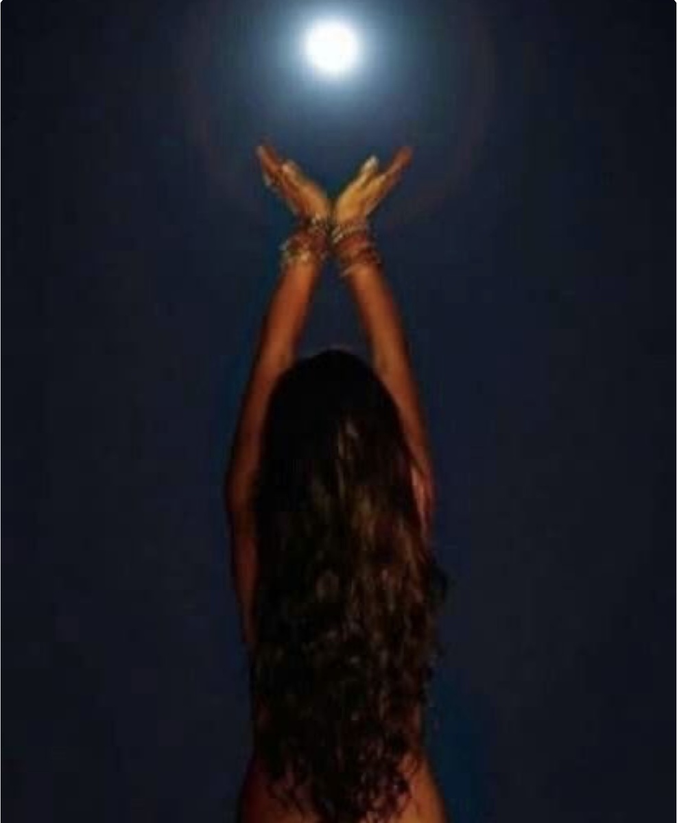 Вы замечаете, что с вами происходят странные совпадения? Мир как будто шепчет вам. Возможно, это первые признаки, что у вас просыпается дар, о котором вы и не подозревали…