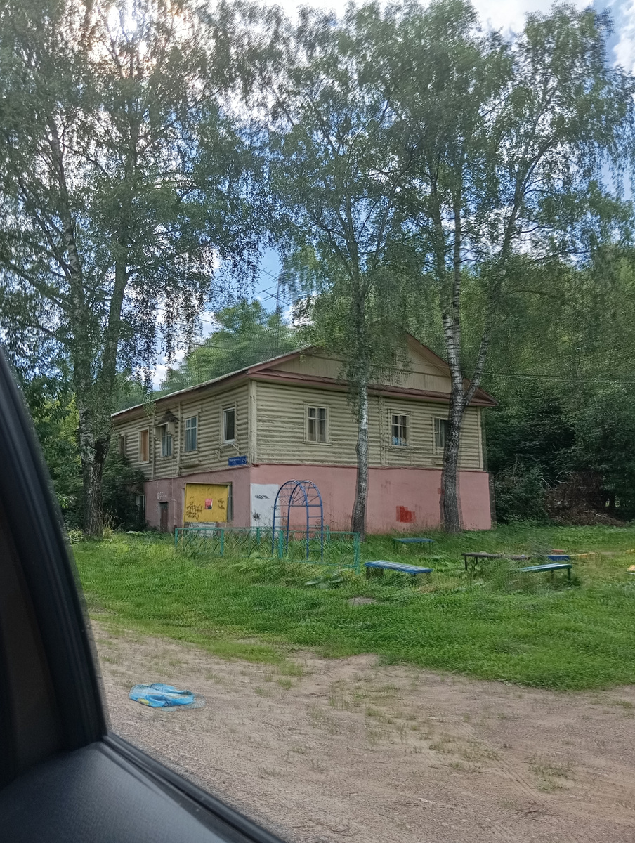 Одноэтажный дом. Вид из машины