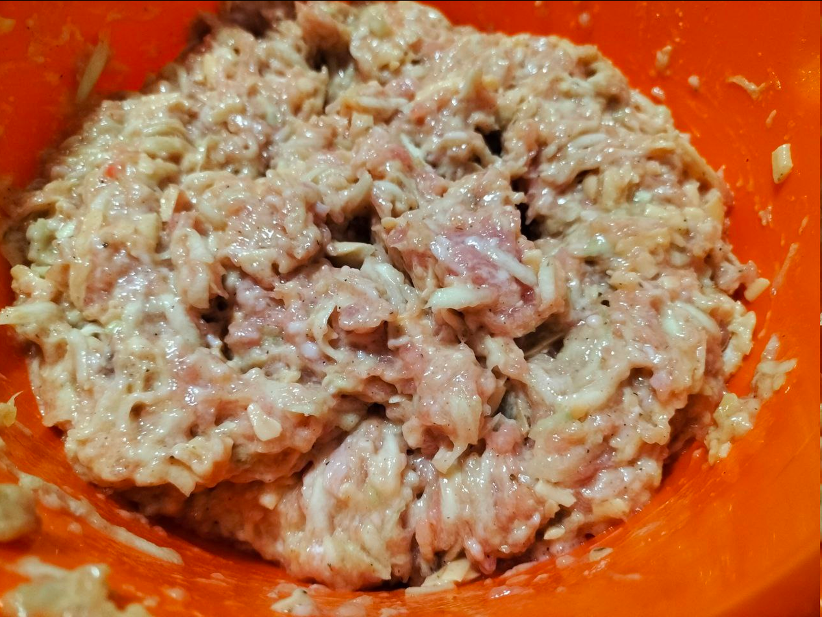 Смесь для кабачковых оладьев не должна быть жидкой.