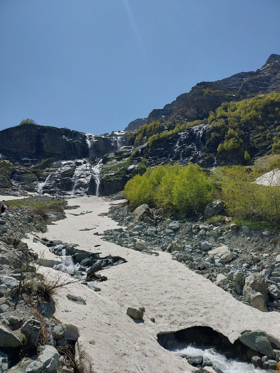 Снег на пути к водопадам