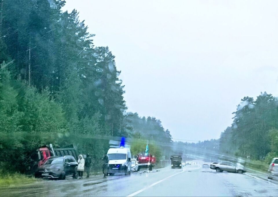    ДТП на объездной дороге в Бийске. Источник: t.me/bskgram