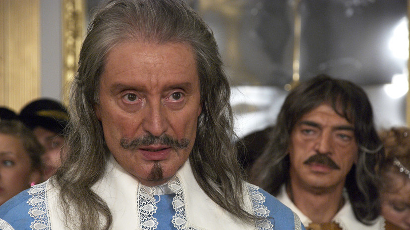    Вениамин Смехов родился 10 августа 1940 года в Москве. Его отец был экономистом, а мать работала терапевтом. Во время войны Вениамин с матерью были эвакуированы под Казань. В школу он пошёл уже в Москве, с начальных классов посещал драмкружок, над которым шефствовал Ролан Быков / РИА Новости