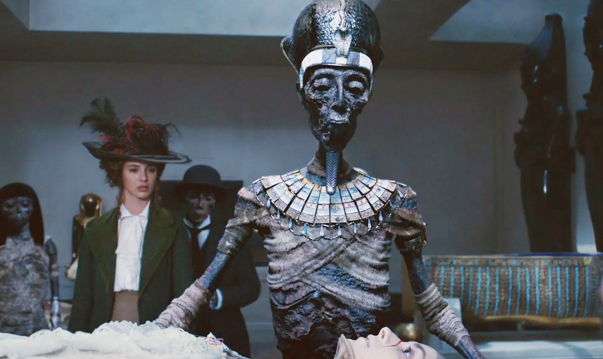 Кадр из фильма «Les aventures extraordinaires d'Adèle Blanc-Sec». Режиссер: Люк Бессон. Студии: Apipoulaï, Canal+ [fr], Cofinova 6, Europa Corp., Sofica Europacorp, TF1 Films Production. Прокат: Централ Партнершип