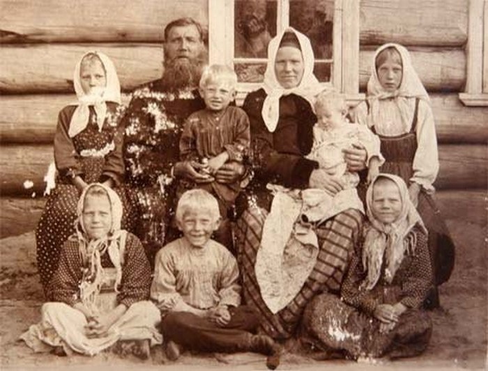 Крестьянская семья начала 20 века. Источник Яндекс Картинки.