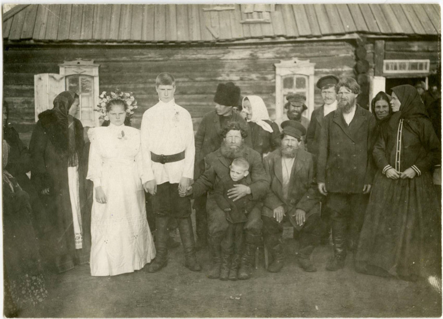 Крестьянская семья начала 20 века. Источник Яндекс Картинки.