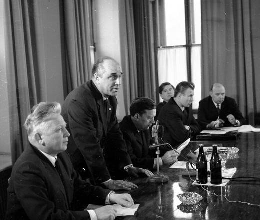 На заседании Исполкома Федерации хоккея СССР выступает Аркадий Чернышёв. Второй справа - Валентин Сыч. (фото А.Хомич)