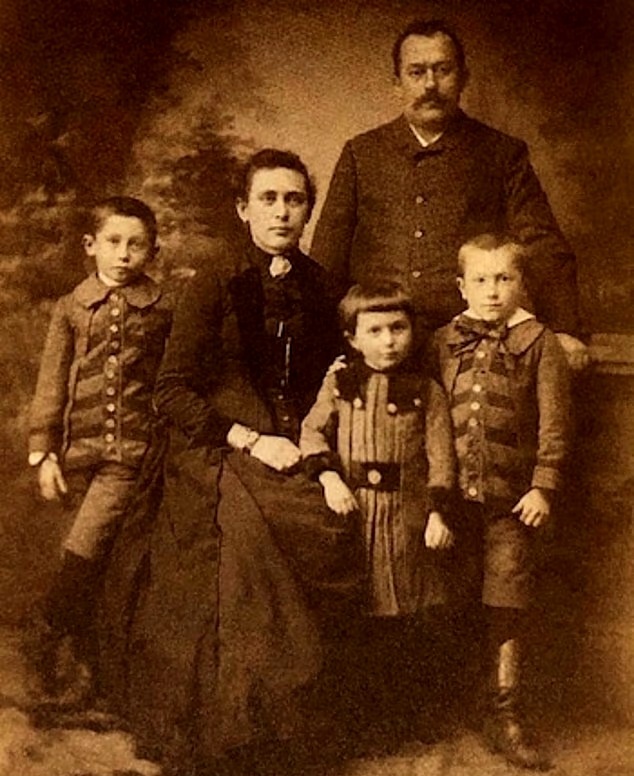 Ханс Вильсдорф родился в Баварии в 1881 году и переехал в Лондон в 1903 году. Он начал производить часы в Хаттон-Гарден, а затем зарегистрировал торговую марку Rolex и женился на уроженке Великобритании Флоренс Кротти. На фото: Ханс Вильсдорф (в первом ряду справа) стоит перед своим отцом, а его мать сидит между сестрой и братом.