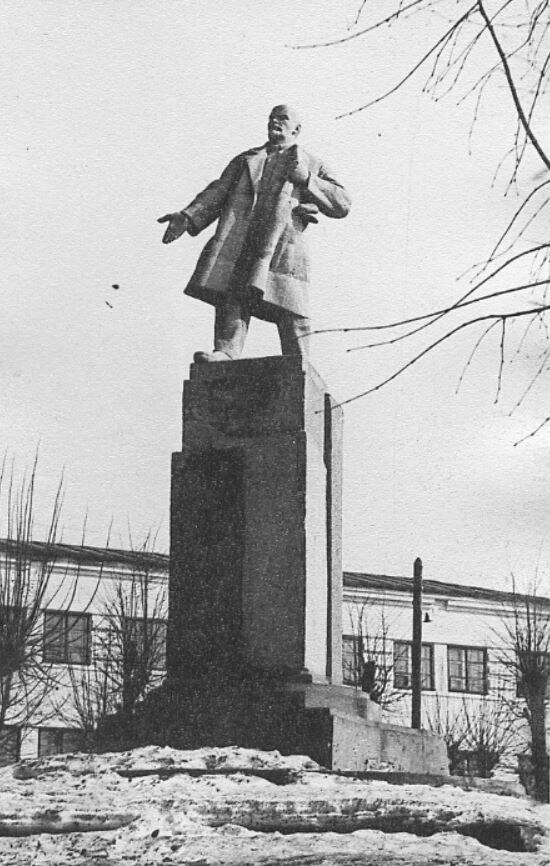 Памятник Ленину на фоне здания бывшего здания Детской музыкальной школы на ул.Почтовая, 60 гг. Фото из архива редакции
