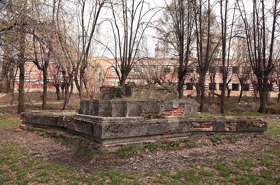 Массивное основание памятника Ленину на ул. Почтовая сохранилось до наших дней. Оно стало цветником на детской площадке многоэтажного дома, возведённого на месте снесённого здания