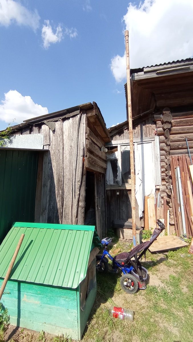 Ограду всю надо сносить и делать новую.