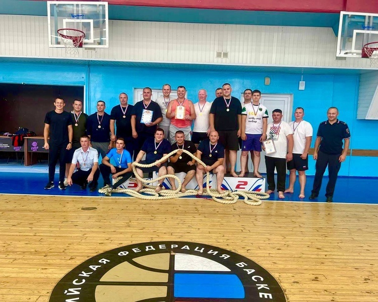     В Курске полицейские соревновались в перетягивании каната