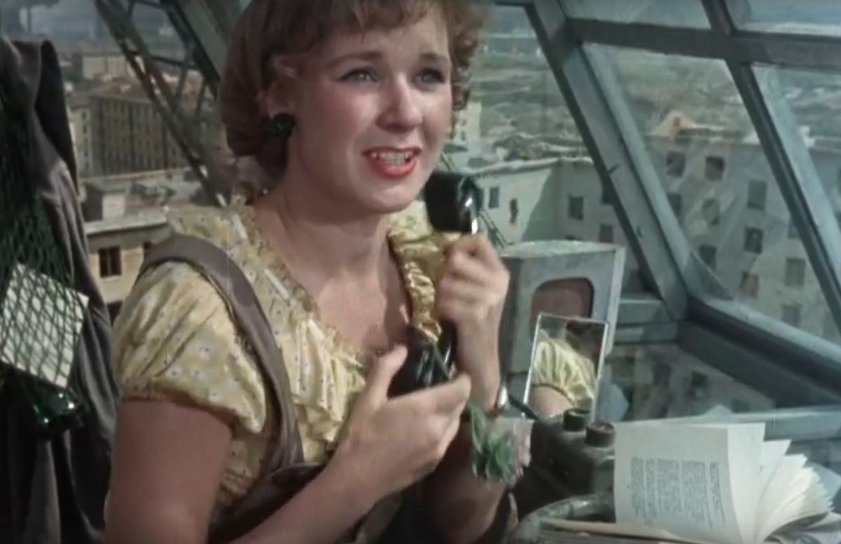 Скриншот автора. Работая на такой технике, героиня даже ухитряется читать стихи любимому. 