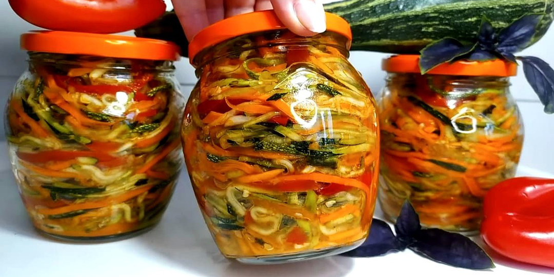Кабачки по-корейски в банке — острая закуска на зиму