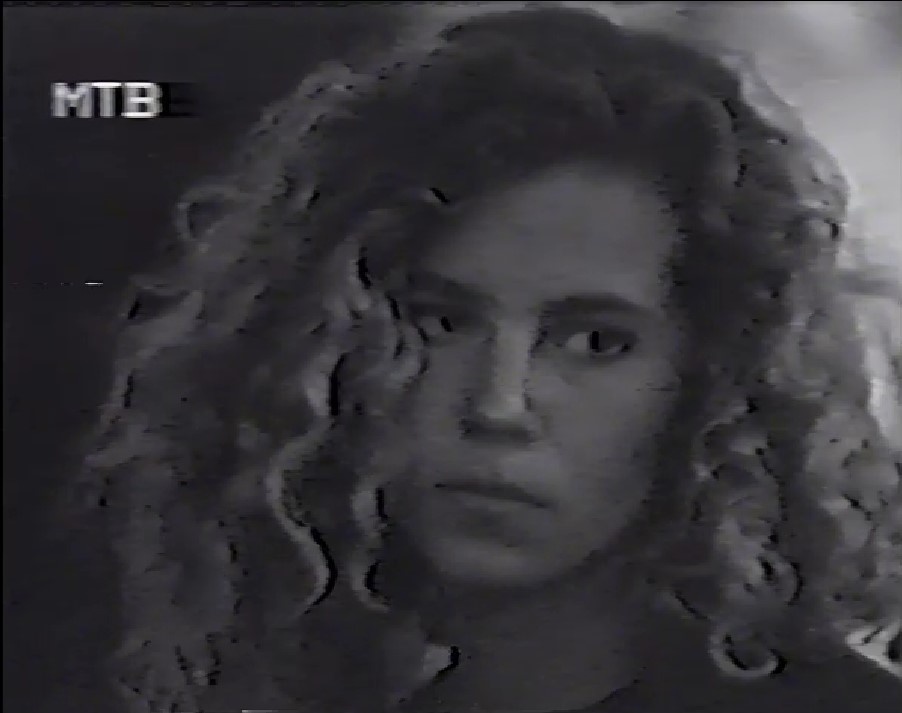 Кадр из "того самого" клипа "Танцуй на битом стекле".