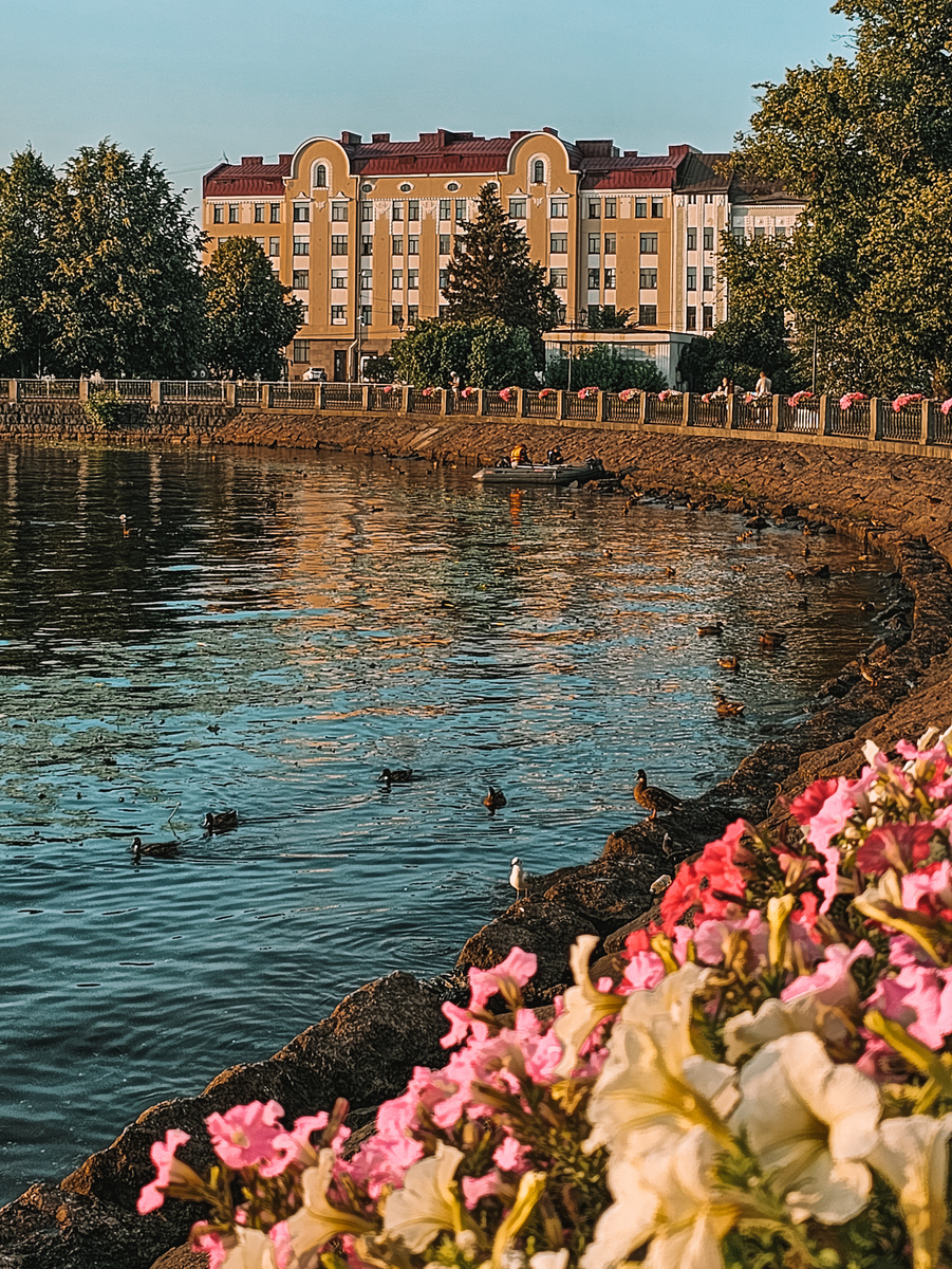 Сама набережная безупречно красива, но только на небольших участках есть возможность подойти к ней близко