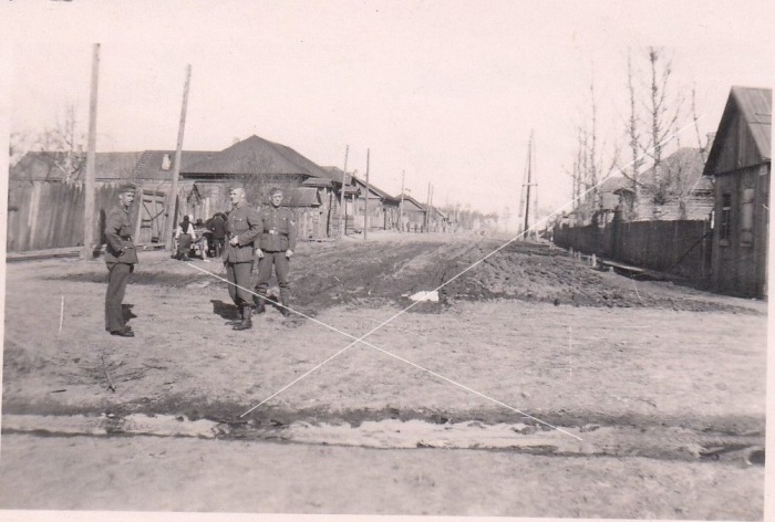 Немецкие солдаты на улицах Бобруйска. Источник фото: https://wiki.bobr.by/В_годы_оккупации_1941-1944_гг.