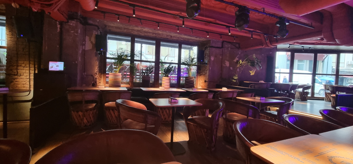 "Буховски'с", интерьер, без цветокора