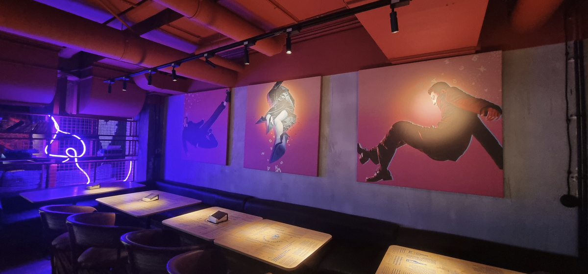 "Буховски'с", интерьер, без цветокора