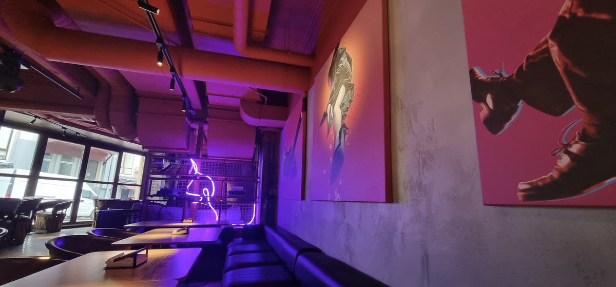 "Буховски'с", интерьер, без цветокора