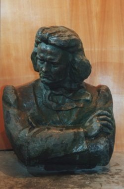     Бюст композитора Бетховена хранится у сына скульптора предоставил Владислав Козырев