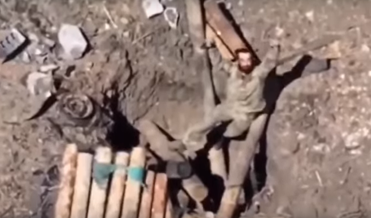 Русский воин благодарит оператора дрона за доставленную воду