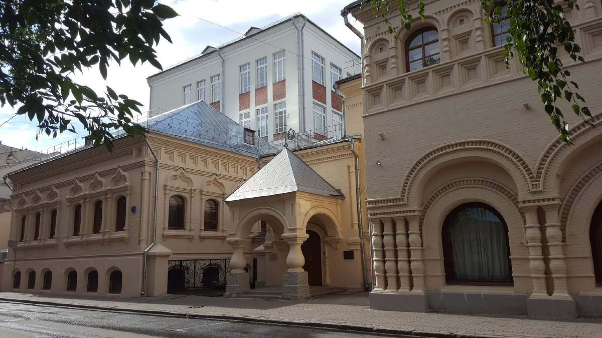 В этот дом передет музей, потом переедет на Делегатскую улицу. Этот же "роддом" матрешки