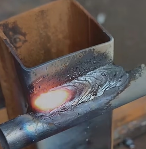 Свежий шов с окалиной, подождите 1-3 секунды и отбивайте шлак