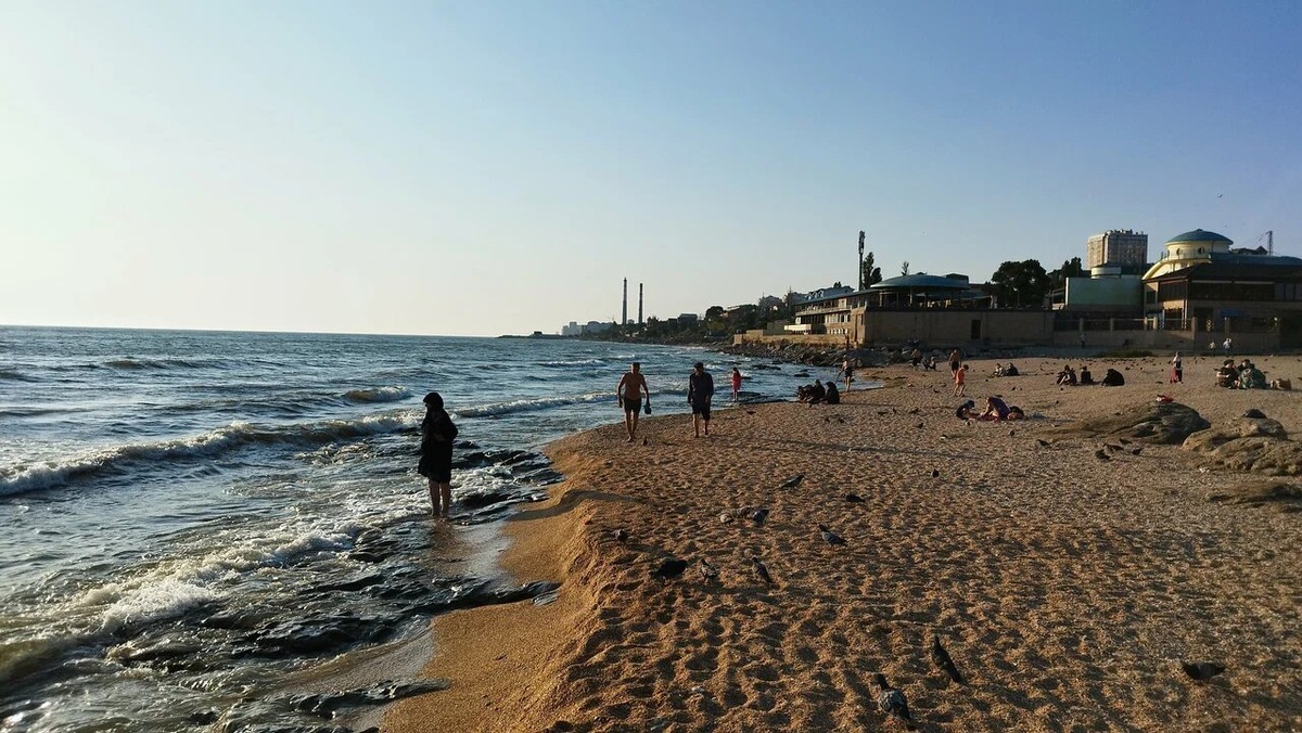 Лучшие виды на море — из распахнутых окон ресторана «Джага». Здесь же можно попробовать все известные блюда местной кухни — от хинкала до чуду (тонких лепёшек с начинками). Фото: Александр / Яндекс Карты