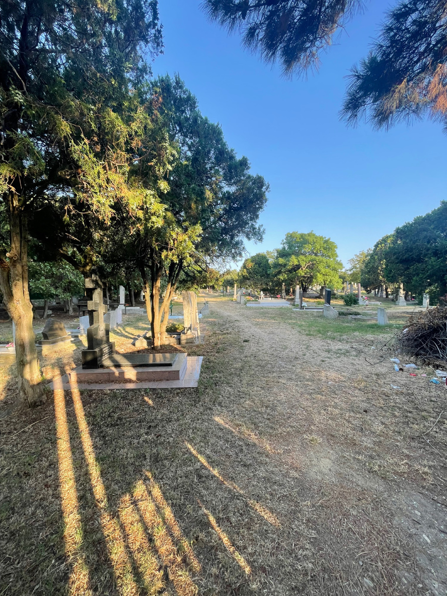 Анапскому кладбищу есть, что рассказать потомкам👌