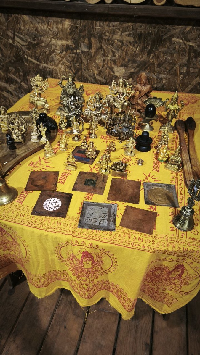 Мурти божеств и янтры для пудж. Многие ученики привезли свои, чтобы потом проводить домашние ритуалы.