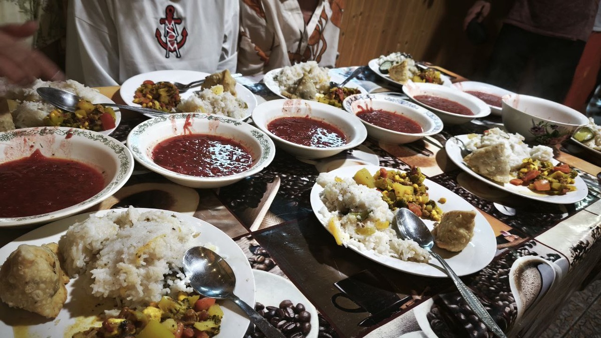Все это Гуруджи готовил сам, а мы помогали ему: вкуснейший вегетарианских борщ, рис с лемоном, самосы с овощами, сабджи... Меню было как в лучших индийских ресторанах.