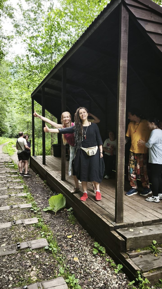 На заброшенной станции узкоколейки. Ж/д сообщение с Мезмаем прекратилось в 2011 году, после оползня, разрушившего часть железной дороги.