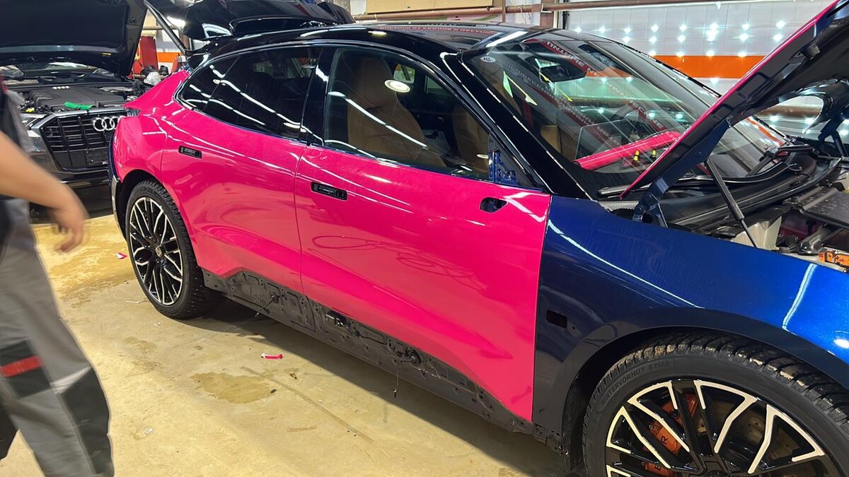 Работы по оклейке кузова автомобиля цветной пленкой в Москве