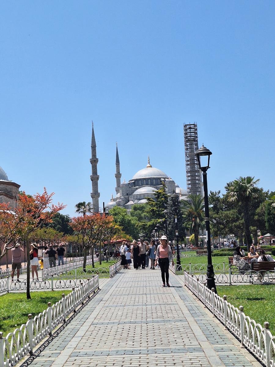 Вид мечети с площади Султанахмет