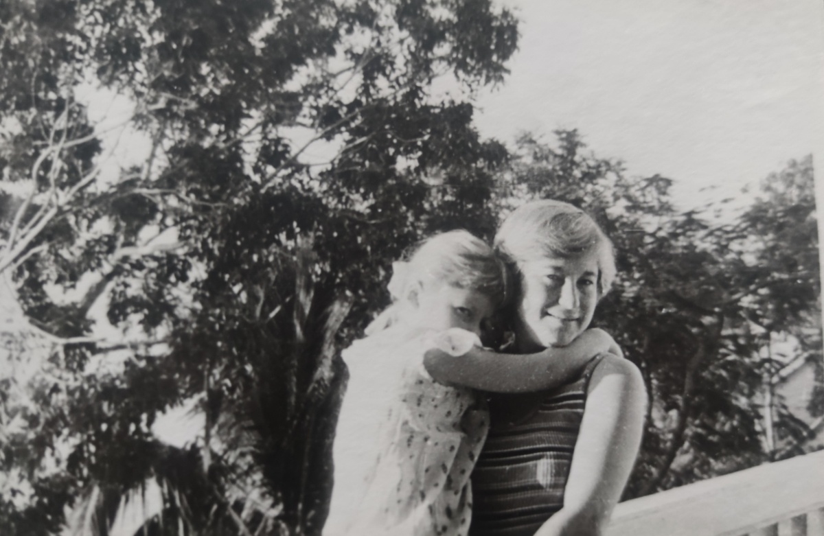 Я с мамой. Папа нас фотографирует