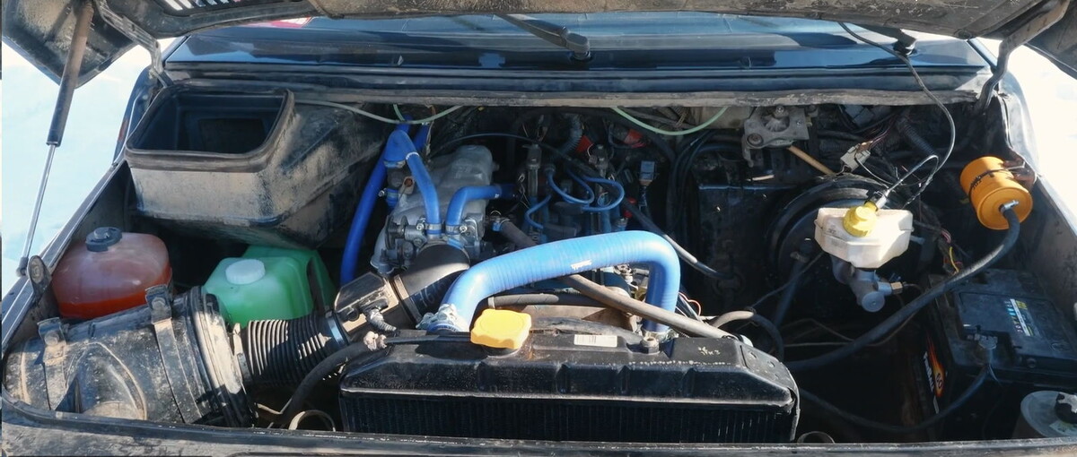   Подкапотное пространство УАЗ-3160