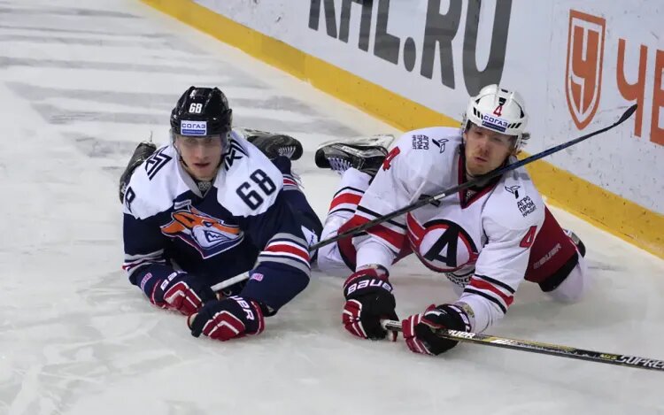    Ярослав Косов (слева) в «Металлурге». Источник фото: РИА Новости