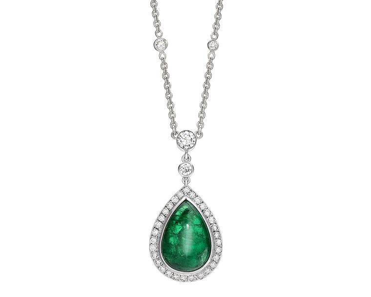 Последняя совместная работа Тео Феннелла с Gemfields включает в себя ожерелье из 18-каратного белого золота с бриллиантовым паве, украшенное 11,63-каратным замбийским изумрудом-кабошоном Gemfields.