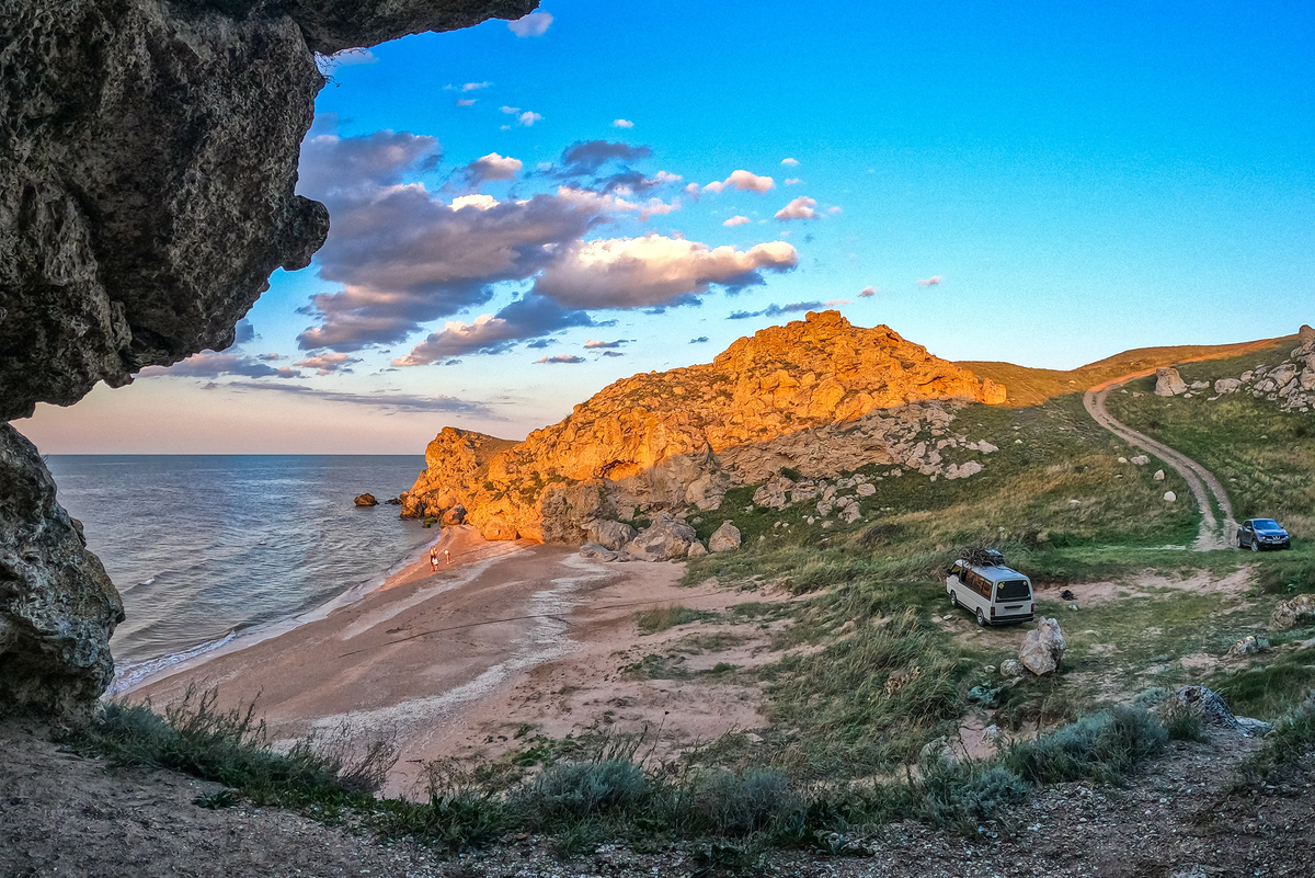 Генеральские пляжи покрыты мягким песком и ракушками, иногда попадается мелкая галька. Дно очень пологое, вода всегда теплее, чем в Чёрном море. Фото: Shutterstock