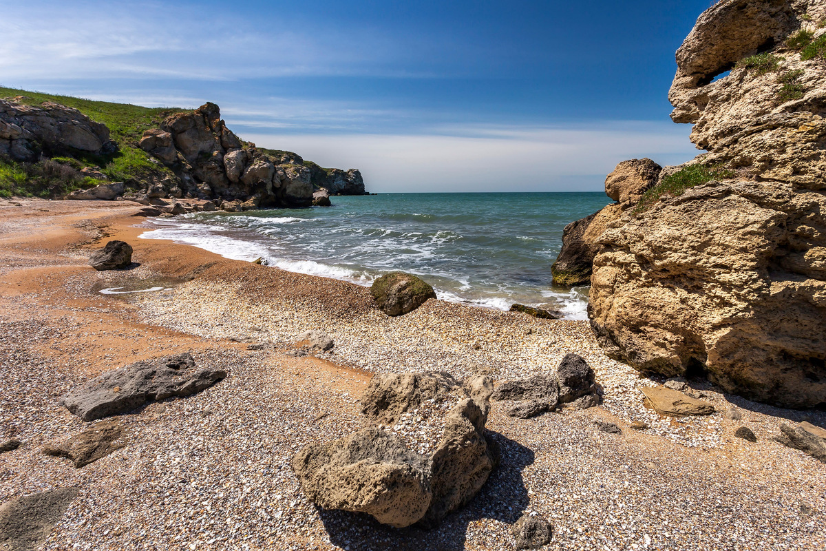 Вокруг красивые скалы с гротами и арками. Фото: Shutterstock