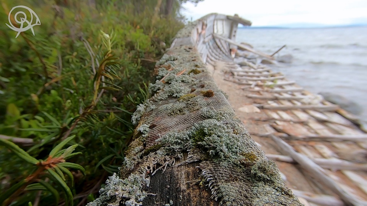 Было. Разбитый баркас на берегу.