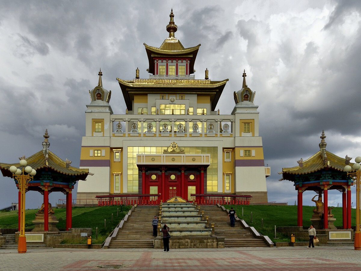 Самый большой буддистский храм в Европе (63 метра). CC BY-SA 2.0, Alexxx1979