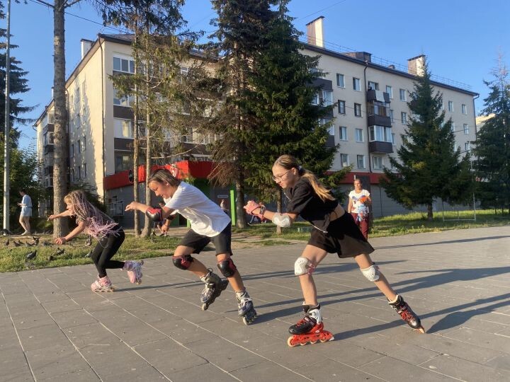 Дети летом на занятиях, осваивая навыки катания на роликах, набираются здоровья