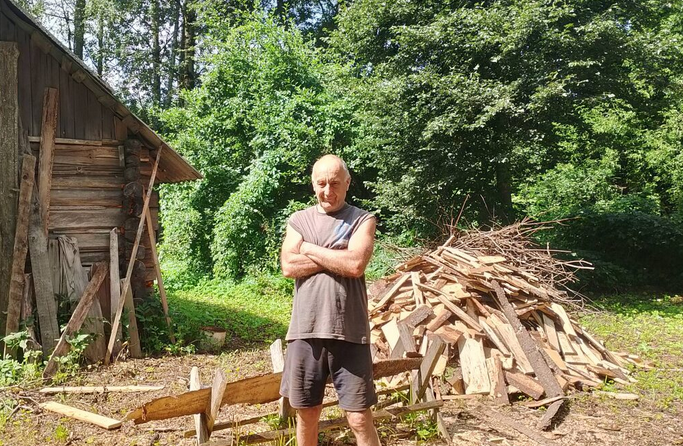 Или было бы лучше во фраке с бабочкой? Но дрова пилить было бы неудобно. И, кстати, это фото - мое обещание, данное в позапрошлой статье - сообщать о рподвижении фронта работ.