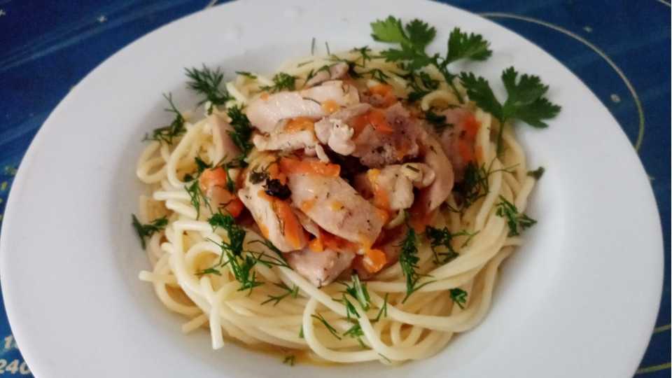 Филе куриного бедра обжаренное с морковью и луком. Спагетти в качестве гарнира.