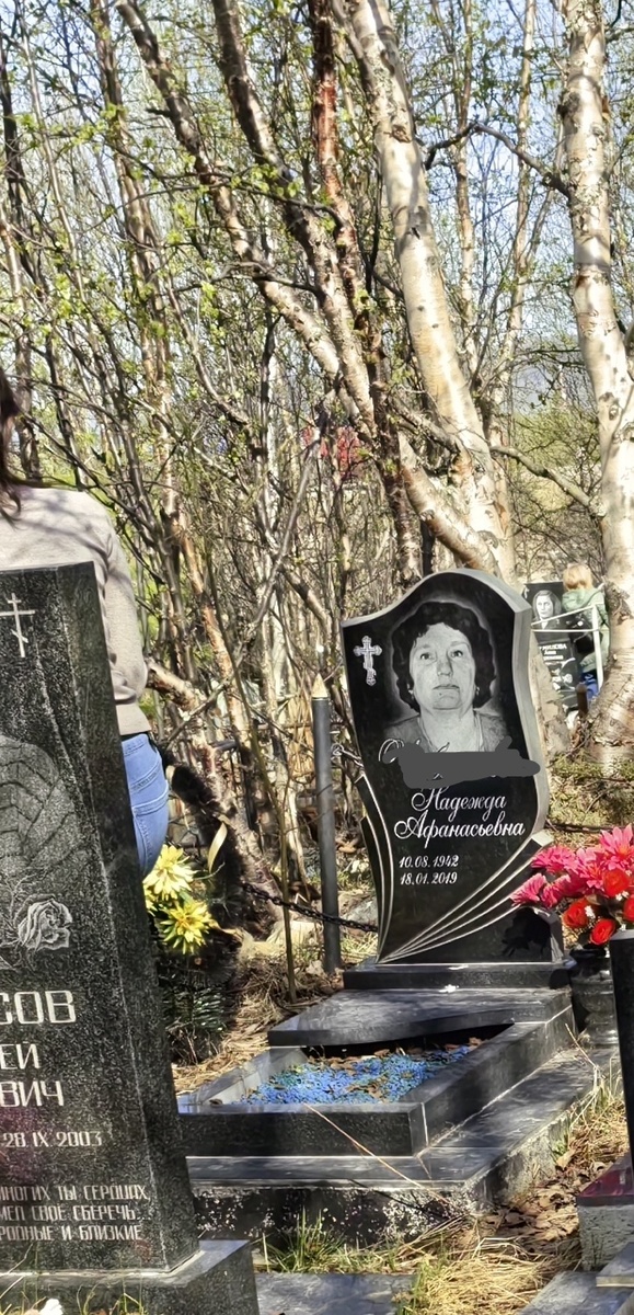 Фото из личного архива. Все мои родственники похоронены на кладбище в небольшом посёлке (на другом берегу Кольского залива от Мурманска). 